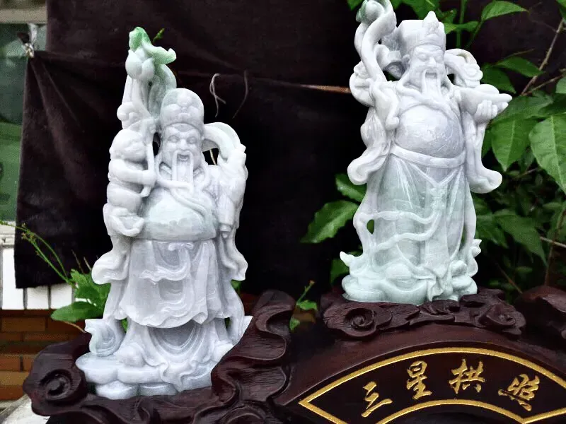 自然光实拍，翡翠A货老坑水润飘绿精雕福禄寿，三星拱照摆件 裸石尺寸：取其一210/110/40连精美檀木底坐：330/470/90mm  玉石重量：3.19kg，雕工精湛，立体大件，人物炯炯有神，玉质种老水足，摆放大气，寓意吉祥，zz