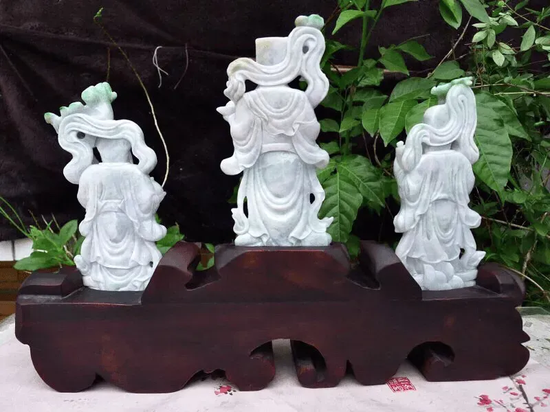 自然光实拍，翡翠A货老坑水润飘绿精雕福禄寿，三星拱照摆件 裸石尺寸：取其一210/110/40连精美檀木底坐：330/470/90mm  玉石重量：3.19kg，雕工精湛，立体大件，人物炯炯有神，玉质种老水足，摆放大气，寓意吉祥，zz
