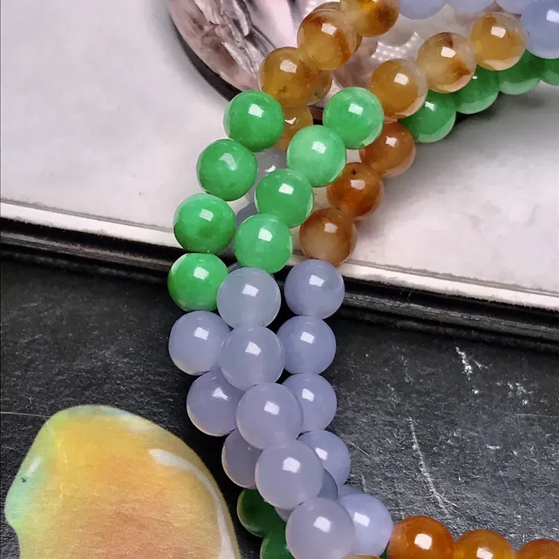 行家货三彩珠链，紫罗兰、绿色、黄翡，很难得凑齐这么艳丽的三种颜色，质地细腻冰润，完整度很不错，可以做手链，可以做项链，效果很不错，艳丽动人，推荐入手一试。