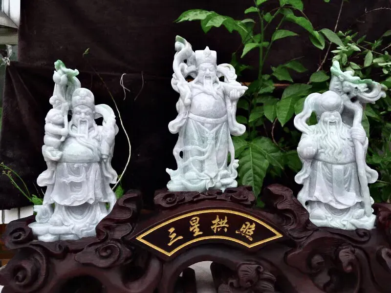 自然光实拍，翡翠A货老坑水润飘绿精雕福禄寿，三星拱照摆件 裸石尺寸：取其一210/110/40连精美檀木底坐：330/470/90mm  玉石重量：3.19kg，雕工精湛，立体大件，人物炯炯有神，玉质种老水足，摆放大气，寓意吉祥，zz