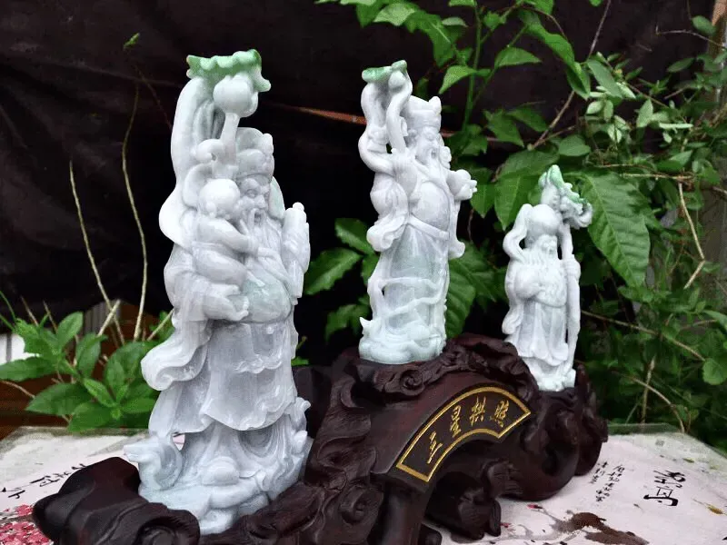自然光实拍，翡翠A货老坑水润飘绿精雕福禄寿，三星拱照摆件 裸石尺寸：取其一210/110/40连精美檀木底坐：330/470/90mm  玉石重量：3.19kg，雕工精湛，立体大件，人物炯炯有神，玉质种老水足，摆放大气，寓意吉祥，zz