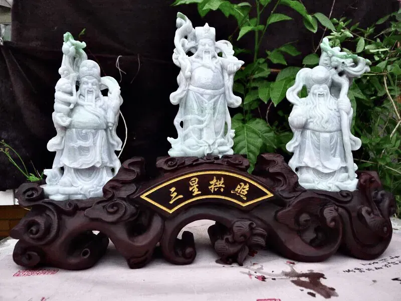自然光实拍，翡翠A货老坑水润飘绿精雕福禄寿，三星拱照摆件 裸石尺寸：取其一210/110/40连精美檀木底坐：330/470/90mm  玉石重量：3.19kg，雕工精湛，立体大件，人物炯炯有神，玉质种老水足，摆放大气，寓意吉祥，zz