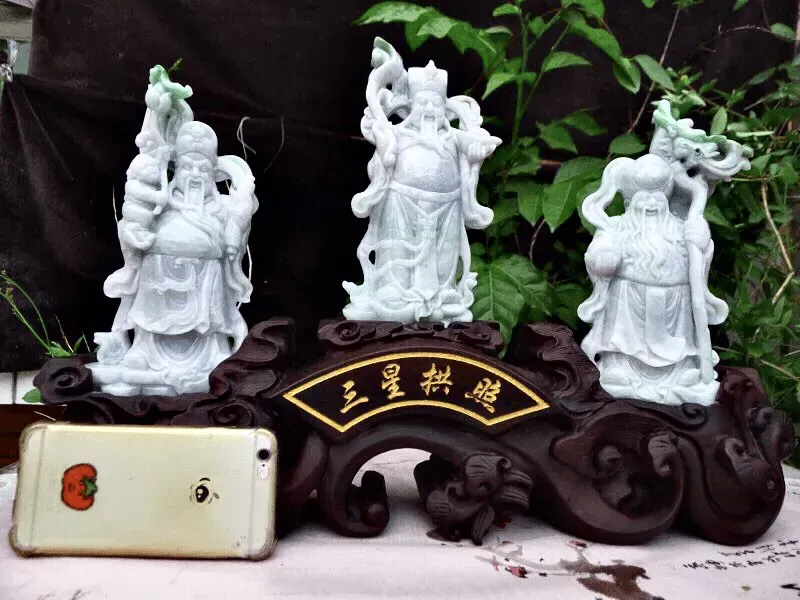 自然光实拍，翡翠A货老坑水润飘绿精雕福禄寿，三星拱照摆件 裸石尺寸：取其一210/110/40连精美檀木底坐：330/470/90mm  玉石重量：3.19kg，雕工精湛，立体大件，人物炯炯有神，玉质种老水足，摆放大气，寓意吉祥，zz