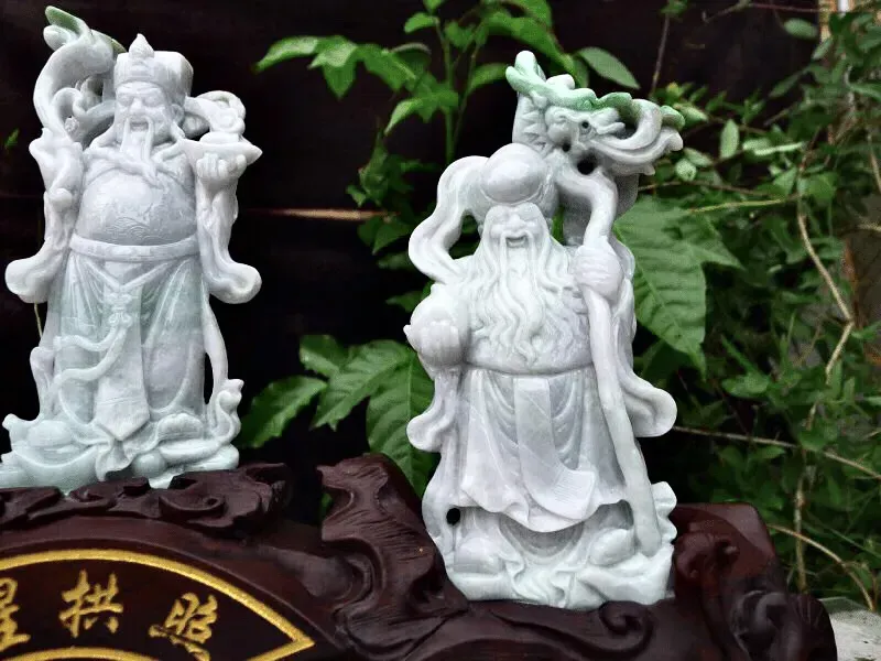 自然光实拍，翡翠A货老坑水润飘绿精雕福禄寿，三星拱照摆件 裸石尺寸：取其一210/110/40连精美檀木底坐：330/470/90mm  玉石重量：3.19kg，雕工精湛，立体大件，人物炯炯有神，玉质种老水足，摆放大气，寓意吉祥，zz