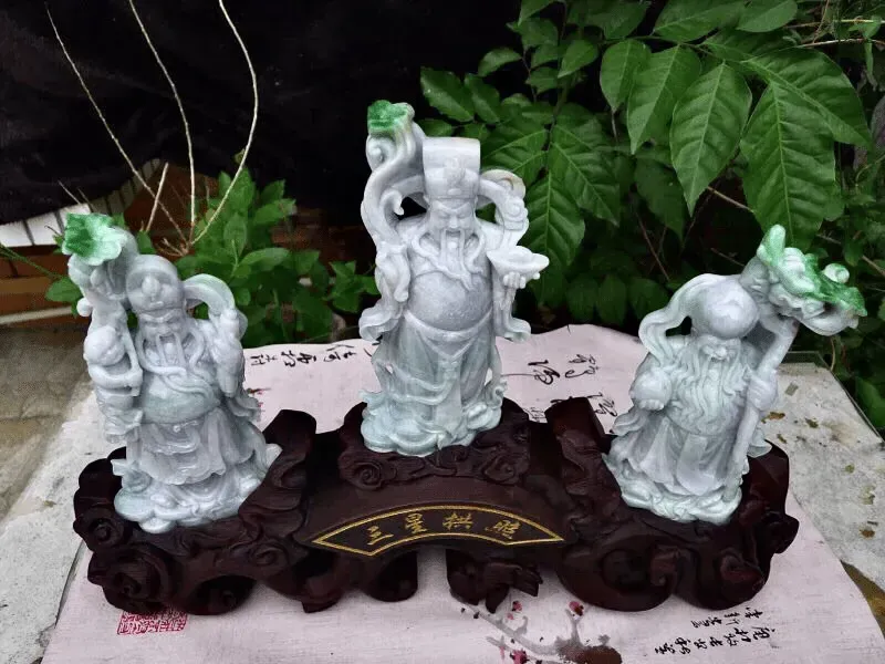自然光实拍，翡翠A货老坑水润飘绿精雕福禄寿，三星拱照摆件 裸石尺寸：取其一210/110/40连精美檀木底坐：330/470/90mm  玉石重量：3.19kg，雕工精湛，立体大件，人物炯炯有神，玉质种老水足，摆放大气，寓意吉祥，zz