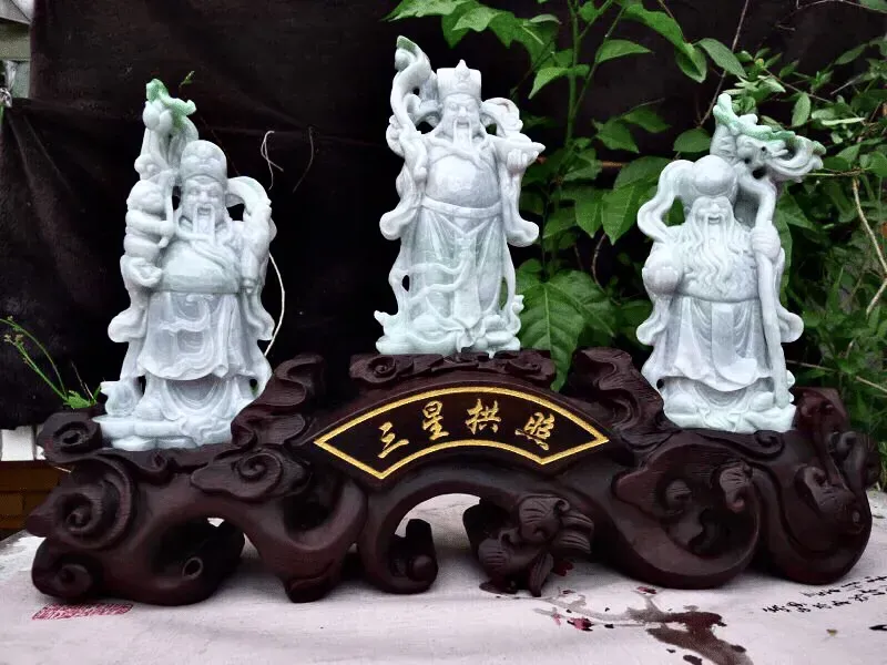 自然光实拍，翡翠A货老坑水润飘绿精雕福禄寿，三星拱照摆件 裸石尺寸：取其一210/110/40连精美檀木底坐：330/470/90mm  玉石重量：3.19kg，雕工精湛，立体大件，人物炯炯有神，玉质种老水足，摆放大气，寓意吉祥，zz