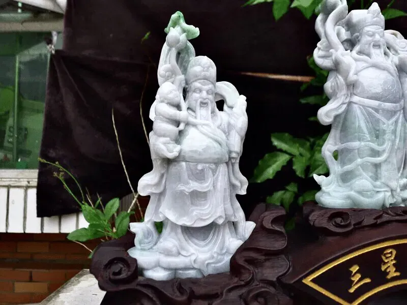 自然光实拍，翡翠A货老坑水润飘绿精雕福禄寿，三星拱照摆件 裸石尺寸：取其一210/110/40连精美檀木底坐：330/470/90mm  玉石重量：3.19kg，雕工精湛，立体大件，人物炯炯有神，玉质种老水足，摆放大气，寓意吉祥，zz