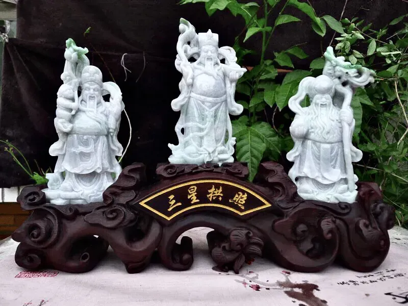 自然光实拍，翡翠A货老坑水润飘绿精雕福禄寿，三星拱照摆件 裸石尺寸：取其一210/110/40连精美檀木底坐：330/470/90mm  玉石重量：3.19kg，雕工精湛，立体大件，人物炯炯有神，玉质种老水足，摆放大气，寓意吉祥，zz
