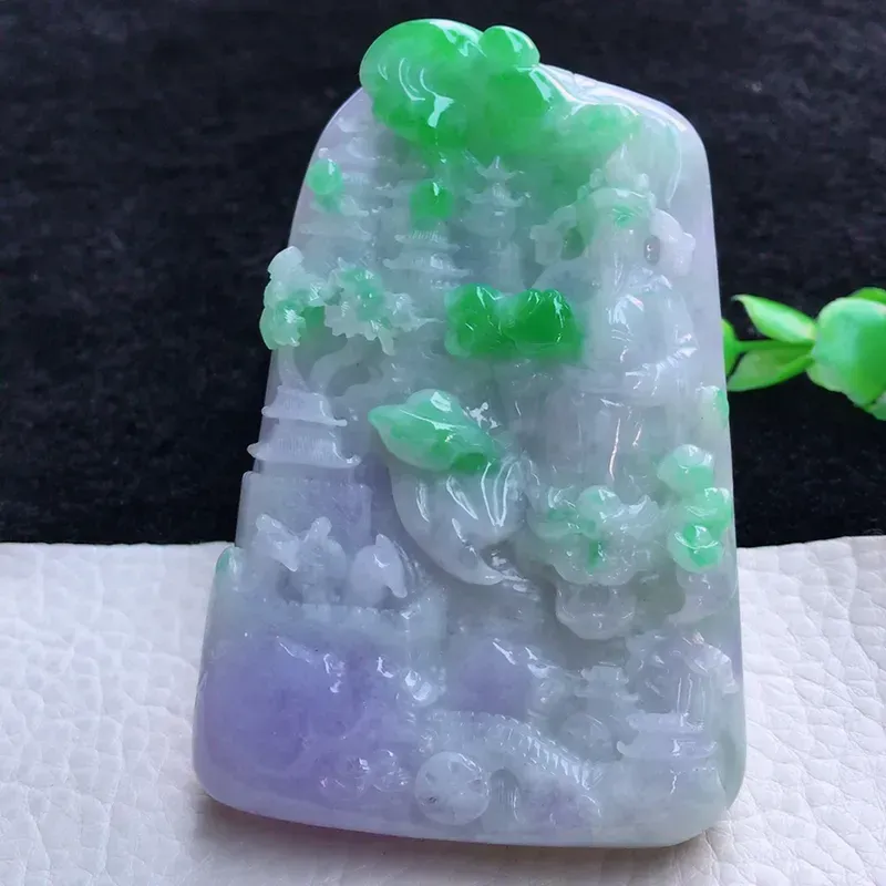 自然光实拍，老坑水润紫罗兰阳绿山水财神挂件，小摆件，手把件，玉质细腻，色泽鲜艳，雕工精湛，种老水足，厚装大件，尺寸 85*56.8*14mm，佩戴效果赞