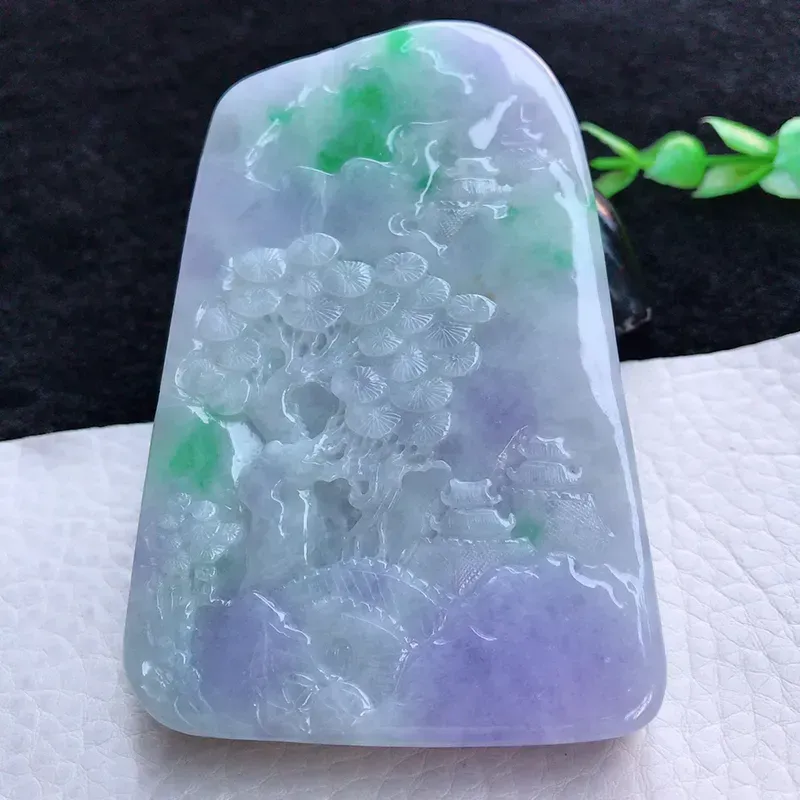 自然光实拍，老坑水润紫罗兰阳绿山水财神挂件，小摆件，手把件，玉质细腻，色泽鲜艳，雕工精湛，种老水足，厚装大件，尺寸 85*56.8*14mm，佩戴效果赞