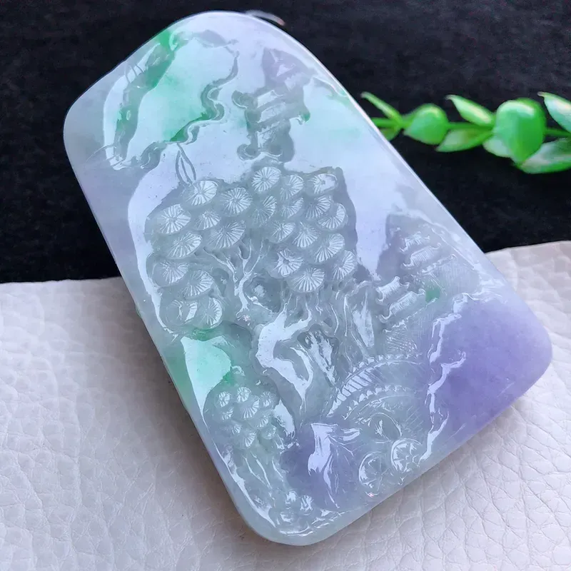 自然光实拍，老坑水润紫罗兰阳绿山水财神挂件，小摆件，手把件，玉质细腻，色泽鲜艳，雕工精湛，种老水足，厚装大件，尺寸 85*56.8*14mm，佩戴效果赞