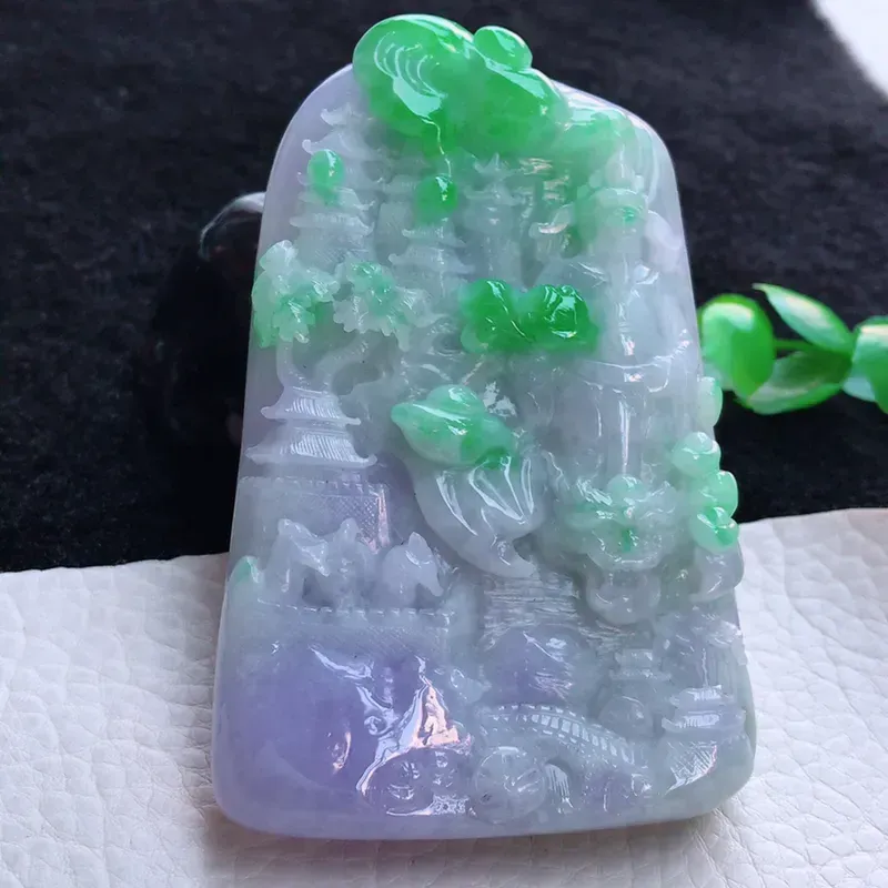 自然光实拍，老坑水润紫罗兰阳绿山水财神挂件，小摆件，手把件，玉质细腻，色泽鲜艳，雕工精湛，种老水足，厚装大件，尺寸 85*56.8*14mm，佩戴效果赞