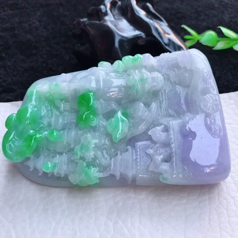 自然光实拍，老坑水润紫罗兰阳绿山水财神挂件，小摆件，手把件，玉质细腻，色泽鲜艳，雕工精湛，种老水足，厚装大件，尺寸 85*56.8*14mm，佩戴效果赞