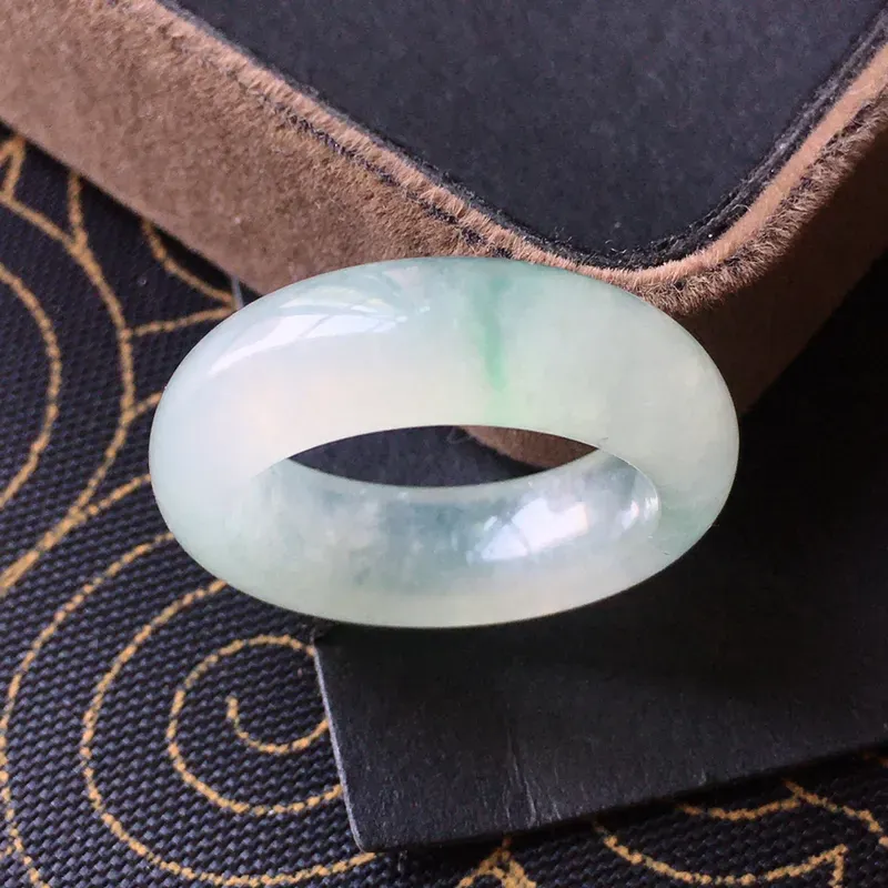 翡翠飘绿圆戒指环，种水好玉质细腻温润，种老颜色漂亮。内径：16.4mm