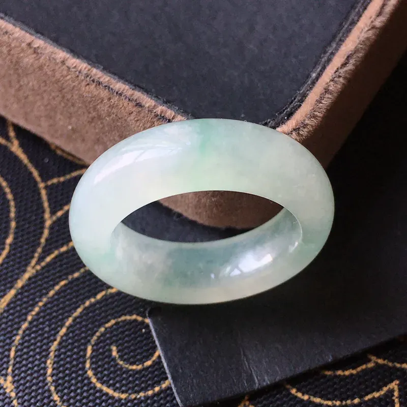 翡翠飘绿圆戒指环，种水好玉质细腻温润，种老颜色漂亮。内径：16.4mm