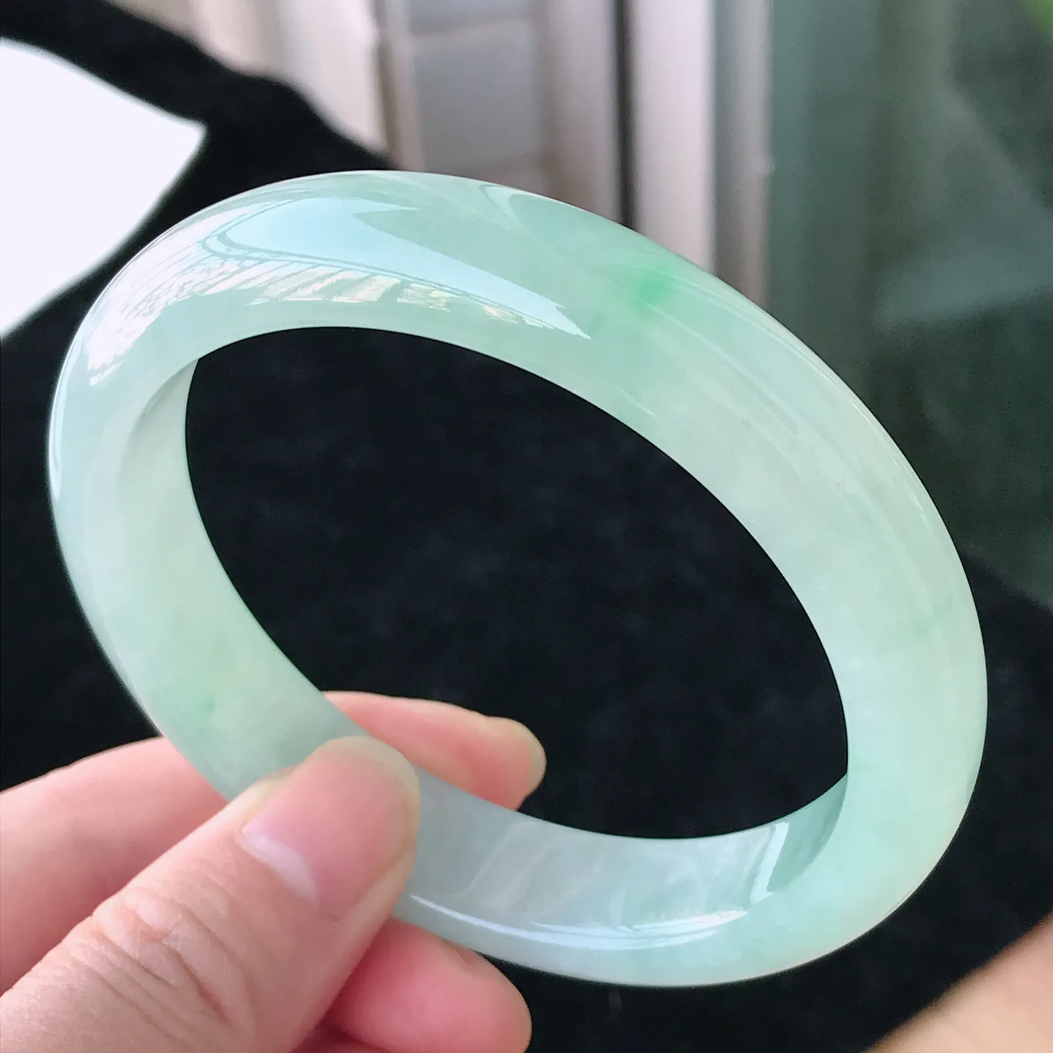 老坑水润浅绿翡翠正圈手镯