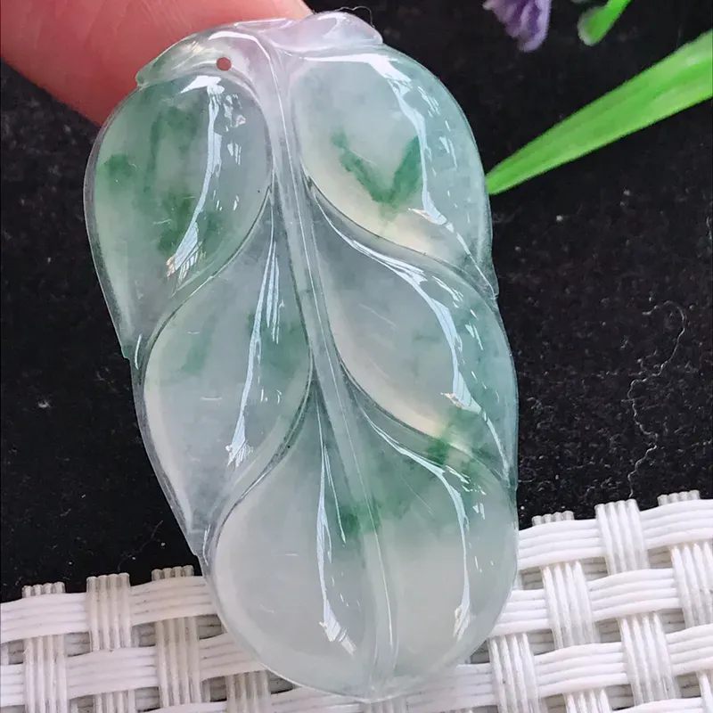 老坑冰种飘花叶子吊坠，玉质莹润，种水足，冰种，飘花灵动，清秀优雅，气质秀美，尺寸42.3*24.9*