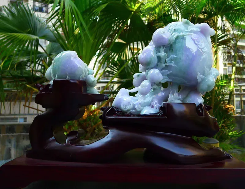 精美福禄寿摆件 缅甸天然翡翠A货 精美水润 紫罗兰 老坑 寿桃 摆件 福寿双全  富贵吉祥 寓意好 雕刻精美 线条流畅 种水好 搭配精美高档檀木底座 送礼收藏佳品 尺寸:360.360.140mm裸石尺寸:200.140.80。100.80.50裸石重量4.62斤 送礼佳品 大件 工艺精湛 送礼佳品e99