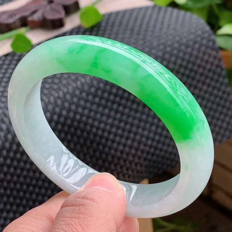 圈口:58.6mm,a货翡翠冰透飘阳绿宽边手镯,玉质通透莹润,色泽艳丽