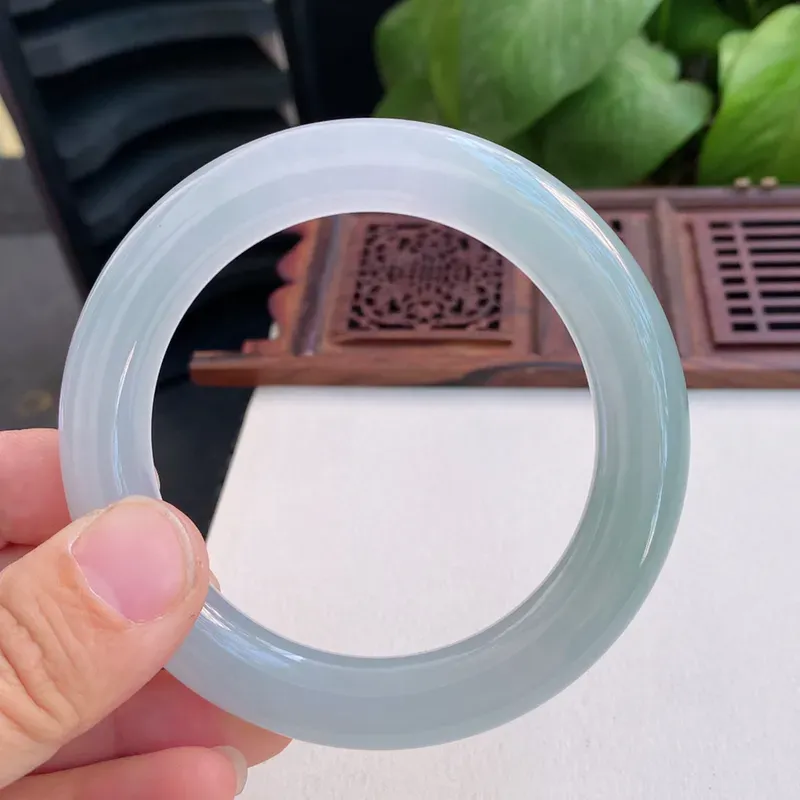 7mm 自然光实拍 天然翡翠a货细腻冰透洁净浅绿圆条手镯 底色清新种水