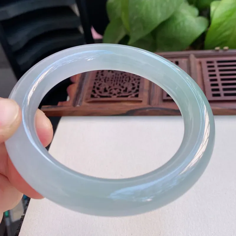 7mm 自然光实拍 天然翡翠a货细腻冰透洁净浅绿圆条手镯 底色清新种水