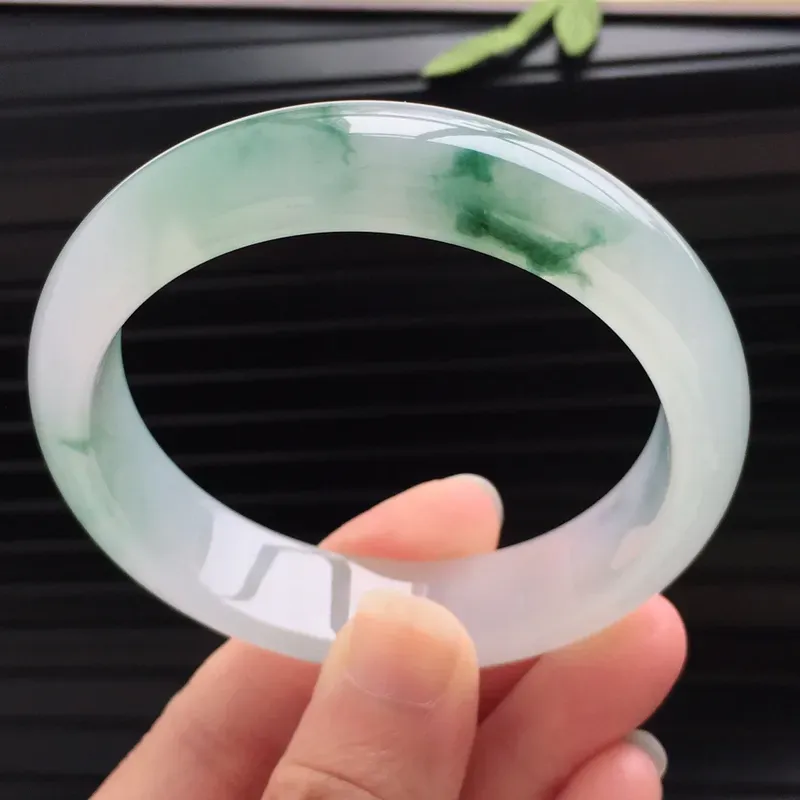 冰飘绿宽边手镯内