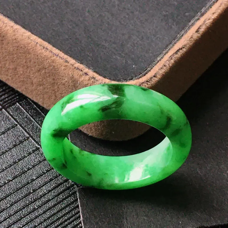 翡翠满绿指环戒指，种好、水润，颜色漂亮。