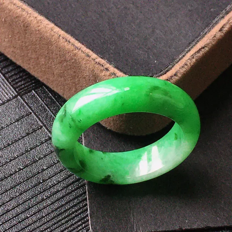 翡翠满绿指环戒指，种好、水润，颜色漂亮。