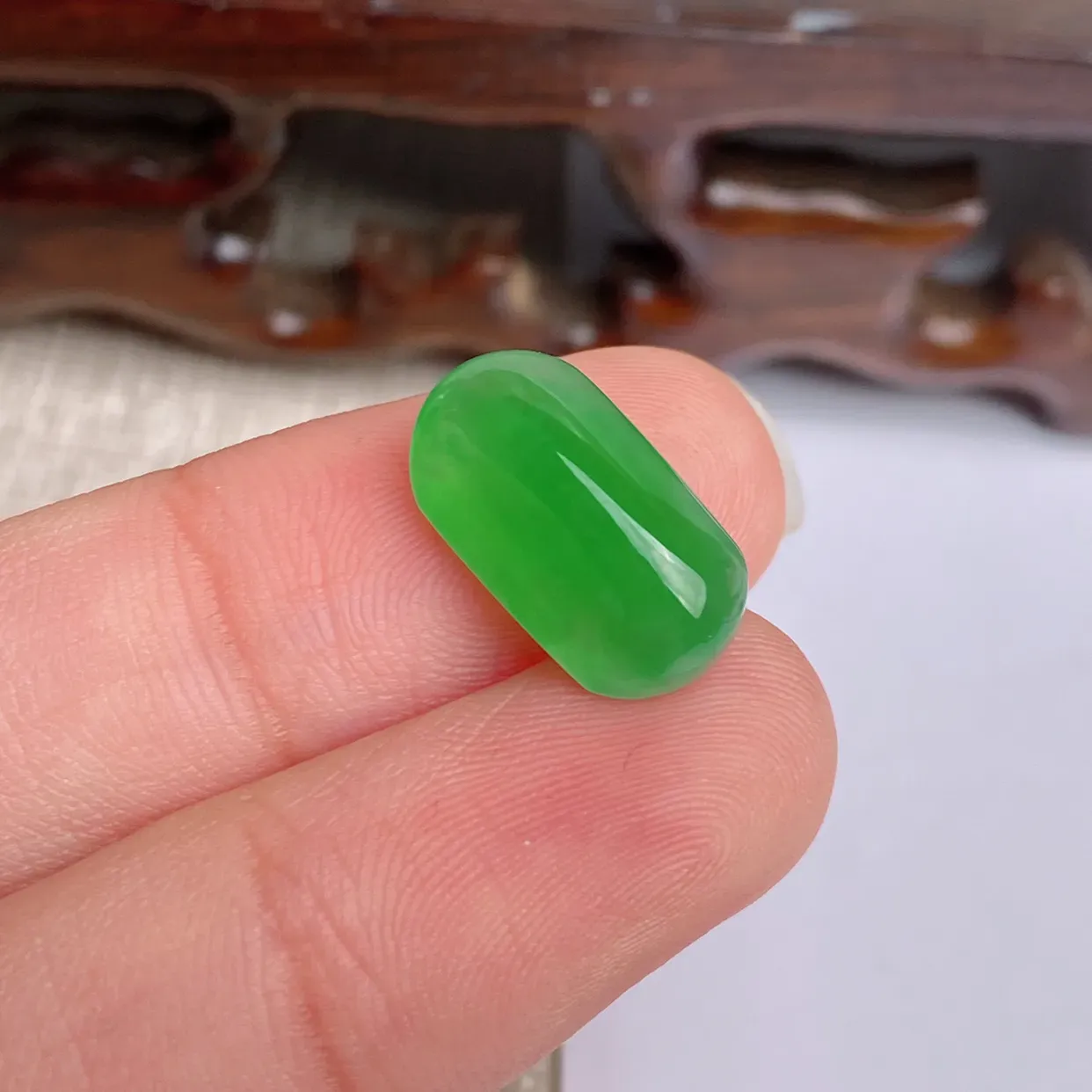 A货翡翠-种好满绿马鞍镶嵌件，尺寸-14.7*8*5.5mm。