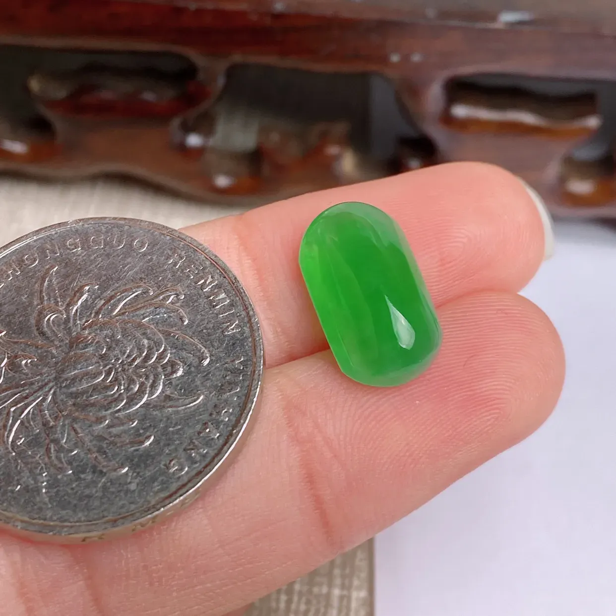 A货翡翠-种好满绿马鞍镶嵌件，尺寸-14.7*8*5.5mm。