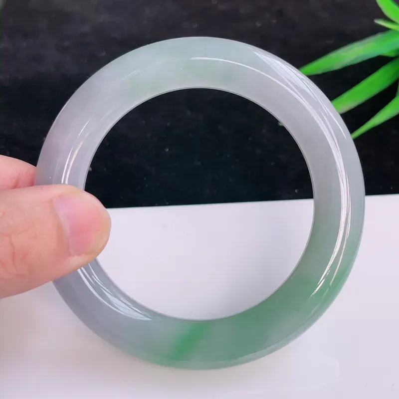 57圈口翡翠手镯   a货翡翠冰润飘绿圆条翡翠手镯  水头足  水润细腻