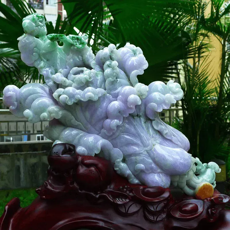 缅甸天然翡翠A货 老坑 精美春带彩 八方来财 财源广进 白菜摆件 雕刻精美线条流畅 种水好 搭配精美高档檀木底座 尺寸380.410.150mm裸石尺380.240.120mm裸石重12斤 送礼佳品赞 霸气大件 收藏 送礼佳品