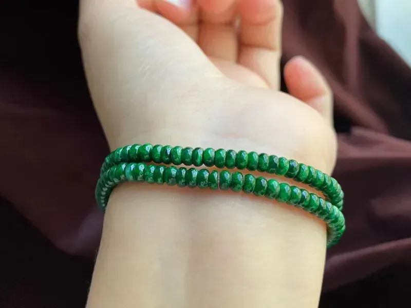 辣色.盘珠手串 两条 色泽艳丽 小巧精致 莹润细腻 佩戴漂亮时尚

裸石：4.2-2.5