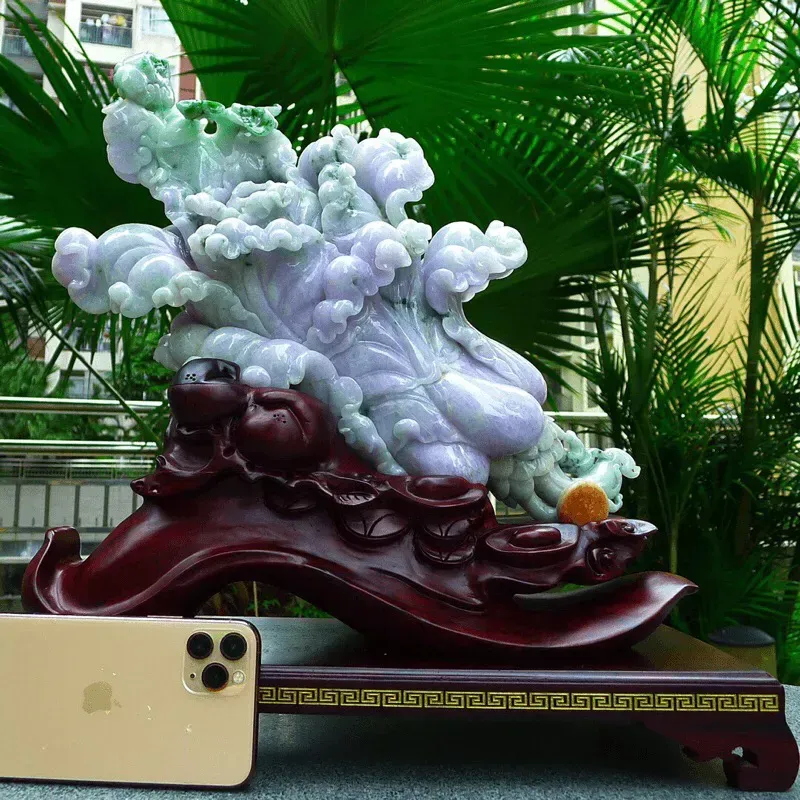 缅甸天然翡翠A货 老坑 精美春带彩 八方来财 财源广进 白菜摆件 雕刻精美线条流畅 种水好 搭配精美高档檀木底座 尺寸380.410.150mm裸石尺380.240.120mm裸石重12斤 送礼佳品赞 霸气大件 收藏 送礼佳品