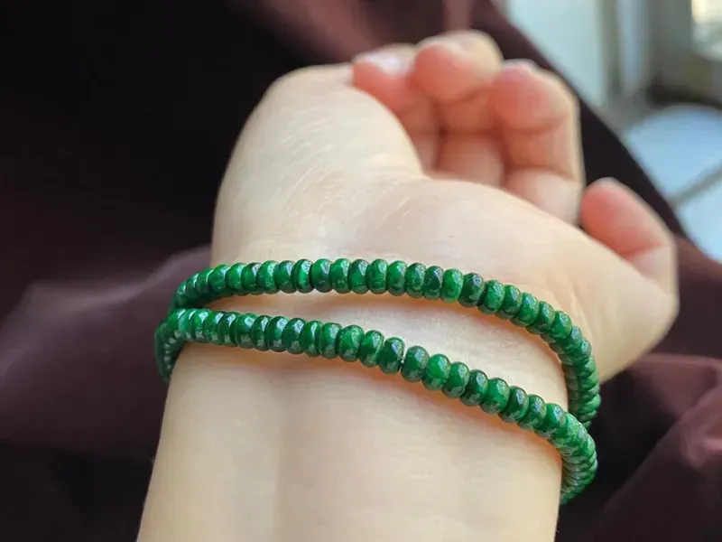 辣色.盘珠手串 两条 色泽艳丽 小巧精致 莹润细腻 佩戴漂亮时尚

裸石：4.2-2.5