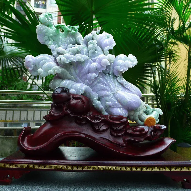 缅甸天然翡翠A货 老坑 精美春带彩 八方来财 财源广进 白菜摆件 雕刻精美线条流畅 种水好 搭配精美高档檀木底座 尺寸380.410.150mm裸石尺380.240.120mm裸石重12斤 送礼佳品赞 霸气大件 收藏 送礼佳品