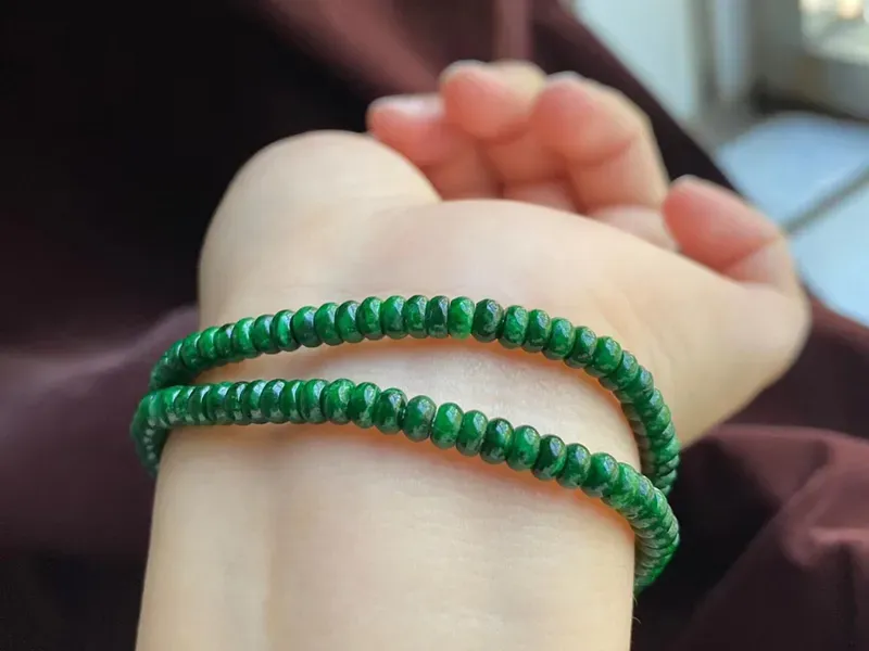 辣色.盘珠手串 两条 色泽艳丽 小巧精致 莹润细腻 佩戴漂亮时尚

裸石：4.2-2.5
