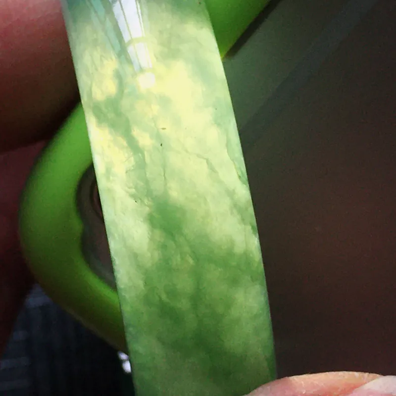 圈口：54.5mm 翡翠满绿宽边手镯，种水好，种老玉质细腻温润，颜色漂亮。