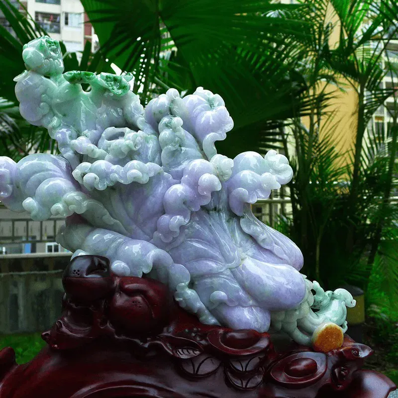 缅甸天然翡翠A货 老坑 精美春带彩 八方来财 财源广进 白菜摆件 雕刻精美线条流畅 种水好 搭配精美高档檀木底座 尺寸380.410.150mm裸石尺380.240.120mm裸石重12斤 送礼佳品赞 霸气大件 收藏 送礼佳品