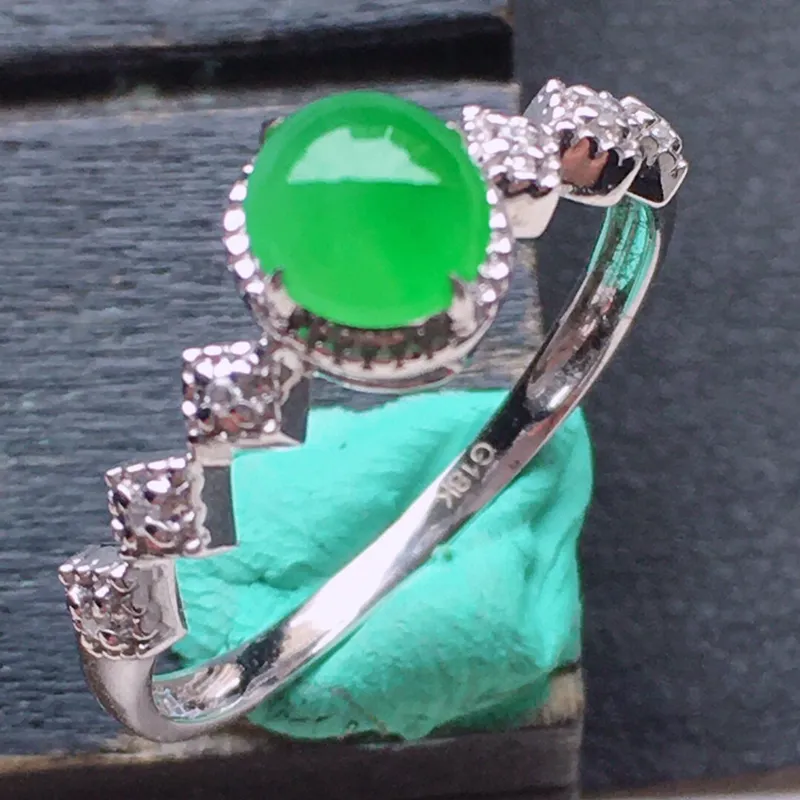 戒指，翡翠17圈18k金伴钻镶嵌满绿蛋面戒指，种水好，底子干净，玉质细腻莹润，佩戴效果时尚，内径：1