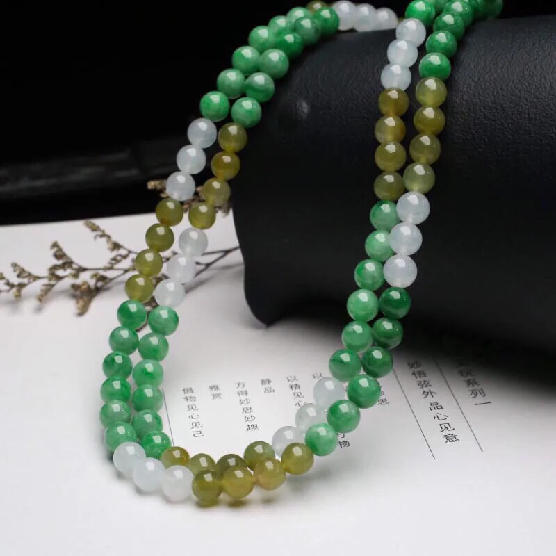天然翡翠珠链，共108颗珠子，取其中一颗珠尺寸大约6.6mm，玉质莹润，鲜艳亮丽，佩戴效果优雅大方，配珠为饰品珠 。