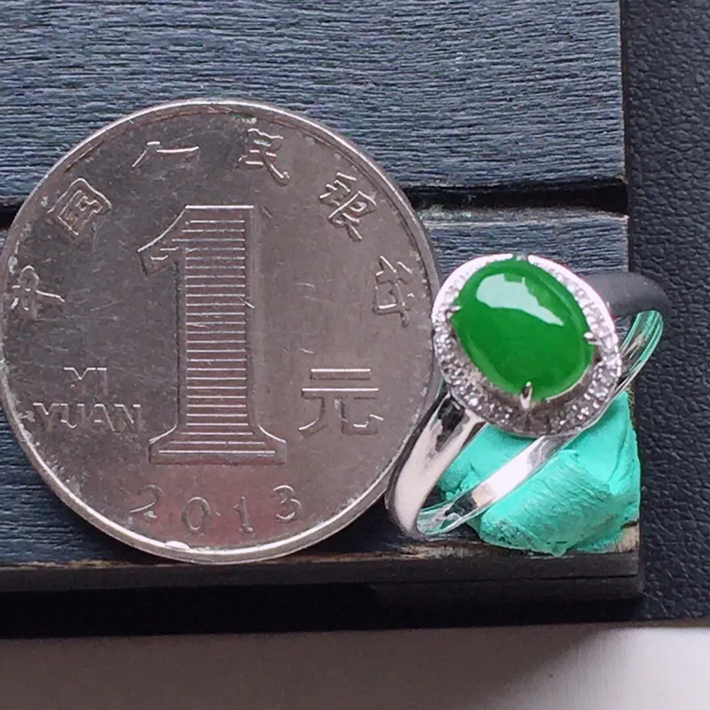 戒指，翡翠16圈18k金伴钻镶嵌满绿蛋面戒指，种水好，底子干净，玉质细腻莹润，佩戴效果时尚，内径：16.7mm（可免费改圈口大小），整体尺寸：10*8.1*7mm，裸石尺寸 ：7.2*5.8*2.3mm，重1.35克