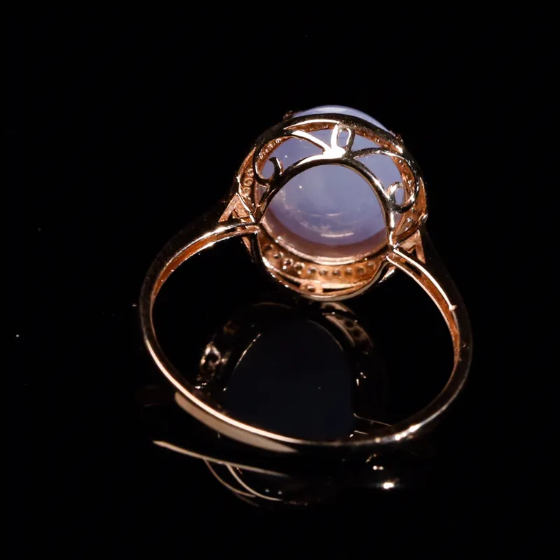 推荐款18K金镶嵌伴钻蛋面翡翠戒指，款式精致，色泽艳丽，上手效果时尚漂亮，戒指内径：17.5mm裸石尺寸10.5*8.7*4.6mm含金尺寸13.1*11.5*7.8mm。