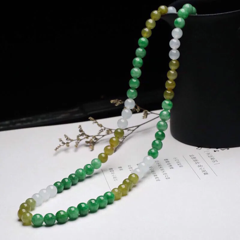 天然翡翠珠链，共108颗珠子，取其中一颗珠尺寸大约6.6mm，玉质莹润，鲜艳亮丽，佩戴效果优雅大方，配珠为饰品珠 。