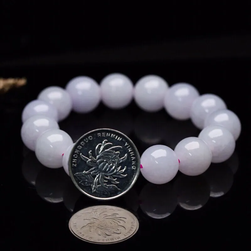 翡翠圆珠手串，共15颗珠子，取其中一颗珠尺寸大约14.2mm，玉质莹润，清秀高雅 ，上手佩戴优雅大方 。