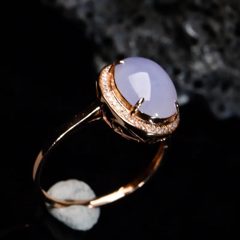 推荐款18K金镶嵌伴钻蛋面翡翠戒指，款式精致，色泽艳丽，上手效果时尚漂亮，戒指内径：17.5mm裸石尺寸10.5*8.7*4.6mm含金尺寸13.1*11.5*7.8mm。