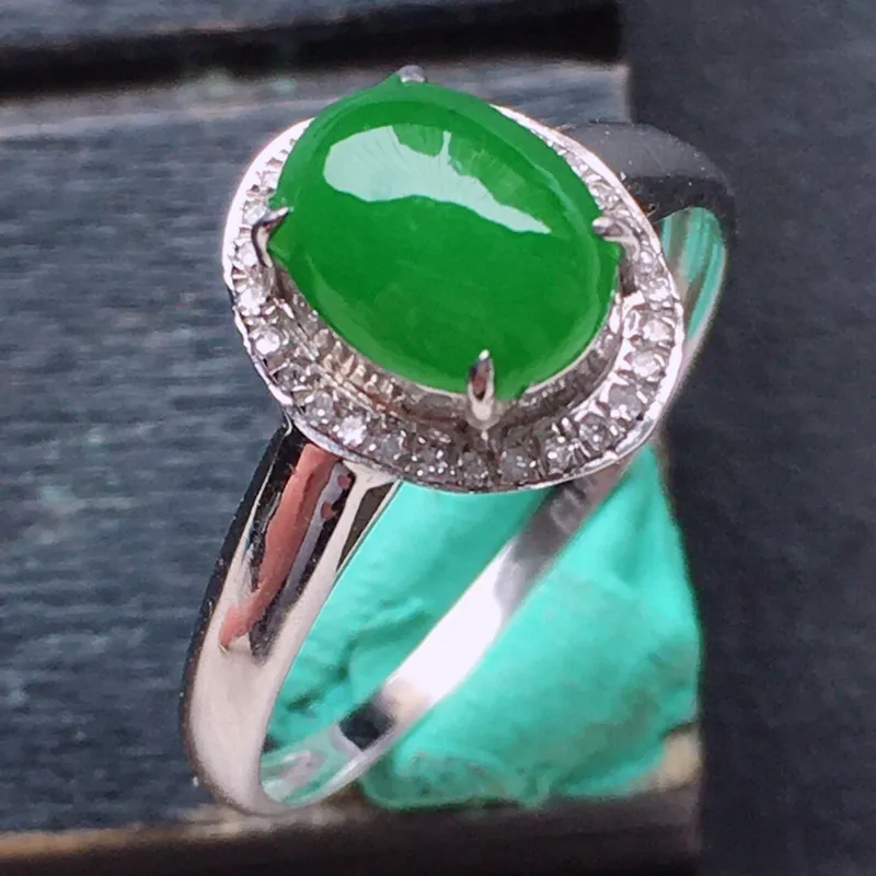 戒指，翡翠16圈18k金伴钻镶嵌满绿蛋面戒指，种水好，底子干净，玉质细腻莹润，佩戴效果时尚，内径：1