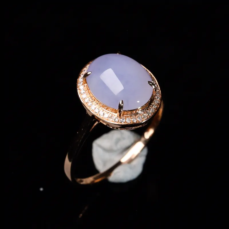 推荐款18K金镶嵌伴钻蛋面翡翠戒指，款式精致，色泽艳丽，上手效果时尚漂亮，戒指内径：17.5m