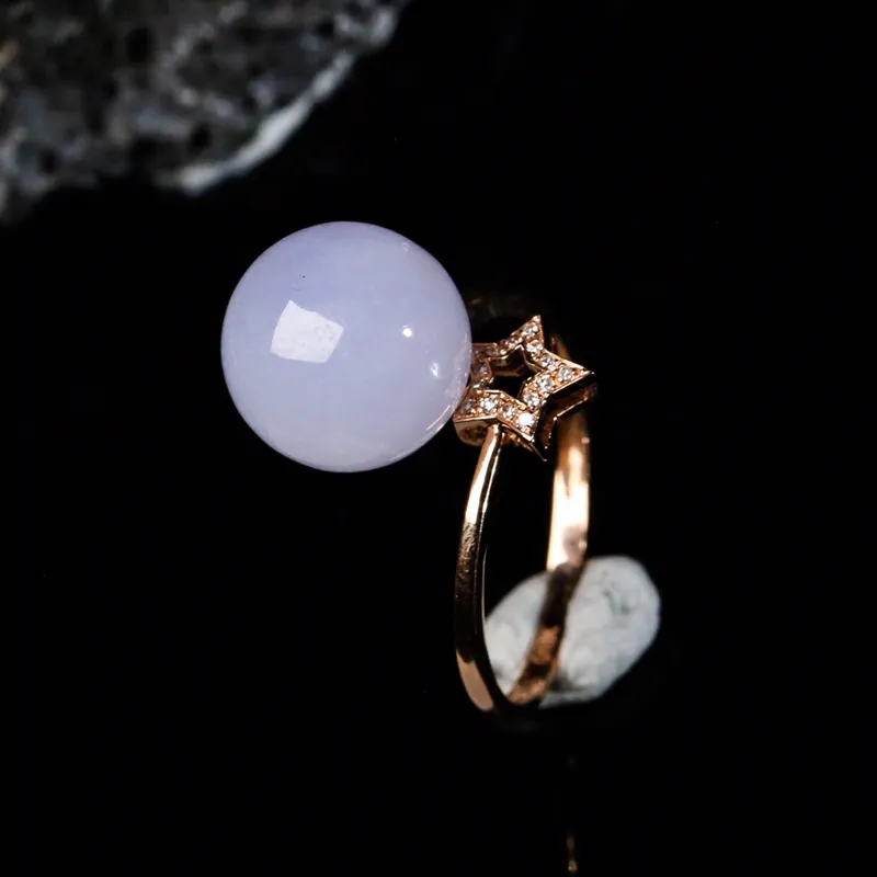推荐款18K金镶嵌伴钻蛋面翡翠戒指，款式精致，色泽艳丽，上手效果时尚漂亮，戒指内径：17.6mm裸石尺寸直径11mm含金尺寸16*11*11.4mm。
