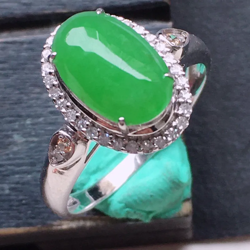 戒指，翡翠17圈18k金伴钻镶嵌满绿蛋面戒指，种水好，底子干净，玉质细腻莹润，佩戴效果时尚，内径：1